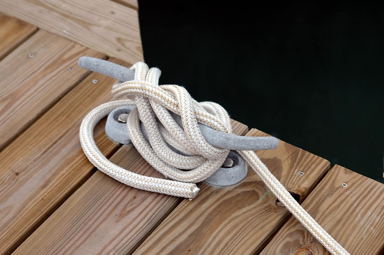 boat cleat with rope