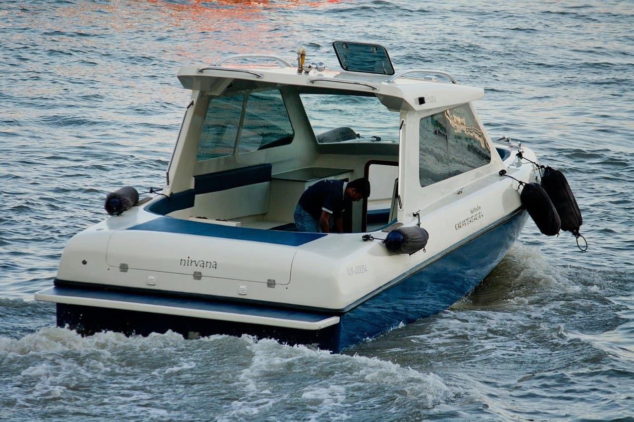 difference between inboard and outboard boat motors