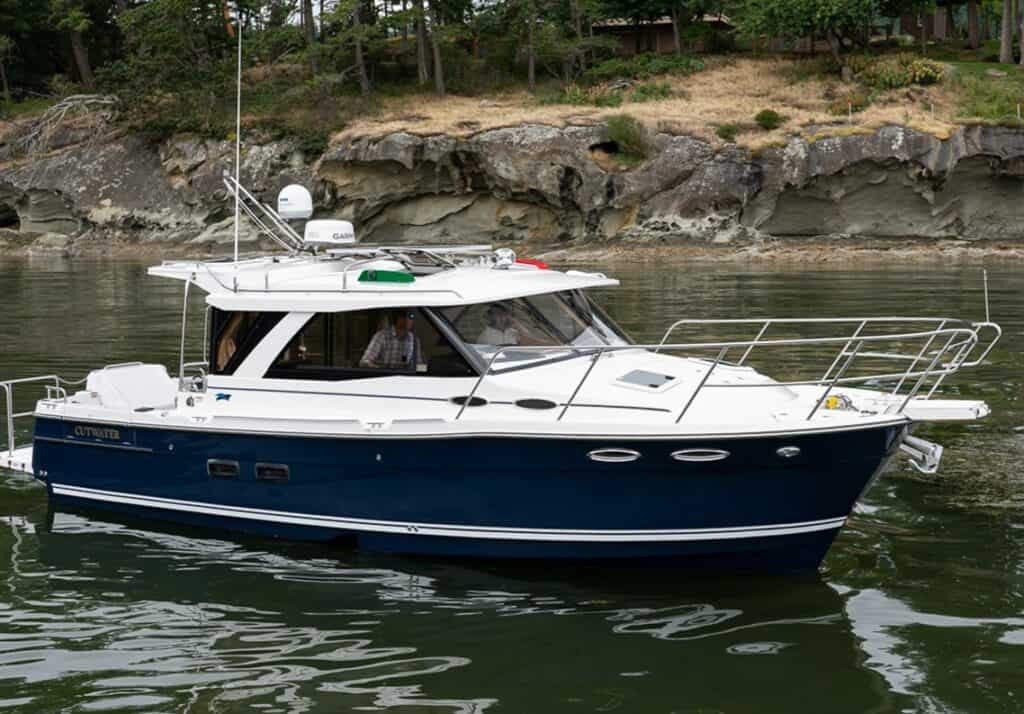 Cutwater C-30 Sedan Cabin Cruiser